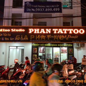 Mẫu bảng hiệu alu mica tiệm Phan Tattoo